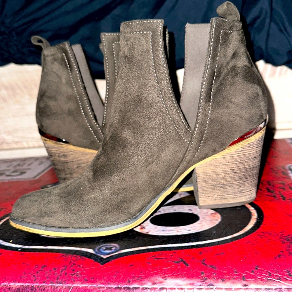 Dark olive with tan sewed around the bottom and sleek cut outs on side! Size 7
